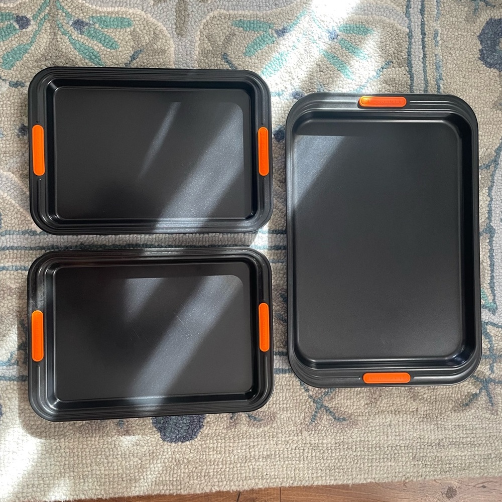 Le Creuset Non-Stick Metal Bakeware Sheet Pan Set